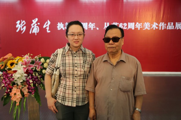 张蒲生与怡嘉宜尓董事长助理耿灵莉合影